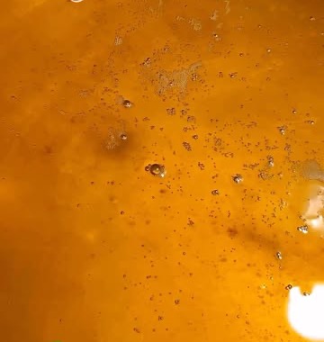 Mantequilla clarificándose en la olla